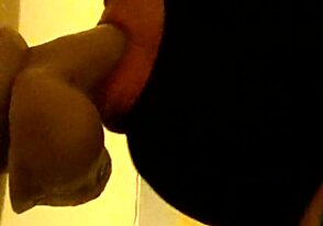 Kapüşonlu Gay Adam Kalın Dildo'ya Boğazıma Kadar Alıyor