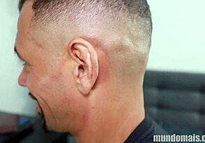 Prebodel sem fanta, ki me je intervjuval z surovo močjo