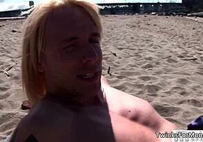 可愛いブロンドの男が蒸し暑いゲイアクションで脱ぐ