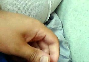 Hard aftrekken bij rauwe amateur gay pijpbeurt