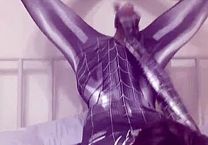 Seksowny gej nastolatek 18+ masturbuje się dziko