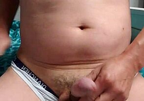 嘿哥们，看这个gay男孩在内裤里撸管！😜