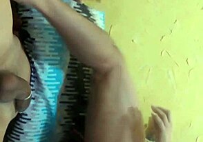 Γεια, θέλεις να δεις αυτή την καυτή γαμήδα με έναν σέξι νεαρό τώρα;