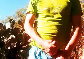 Chico Se Masturba con Intensidad en un Video Muy Caliente