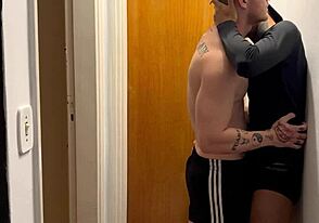 Jovens safados pegos na câmera se pegando em escândalo selvagem no prédio