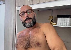 يا، تشوف إدو يخرب مؤخرة مينيرو الضيقة وهو يرتدي نظارات؟