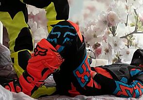 גיי מוטוקרוס מציג מגפיים מחוספסים וסגנון דריכה.