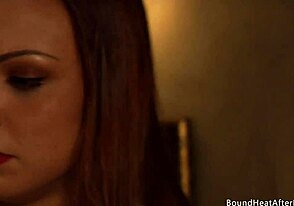 Budak lesbian berambut perang dibelenggu dan diraba oleh nyonya dominan