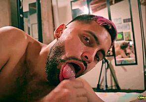 Camilo Brown défonce le cute twink Emmanuel Kokichi avec une fellation profonde et salope, avale le sperme