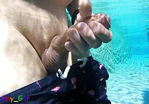 공공 수영장에서 두꺼운 자지 물속으로 딸치기 재미