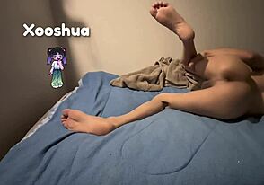 देखो ये नंगा लड़का बिस्तर पर आराम कर रहा है! 🛌