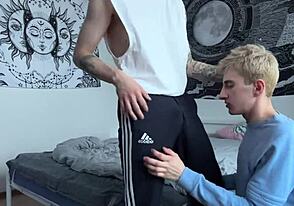 Wyruchałem ciasną słodką dupę seksownego twinka na moim łóżku