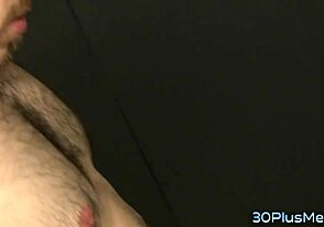 Machão gay musculoso chupa casual em cena quente