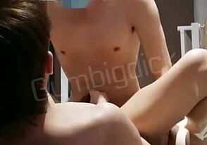 हैंडसम एशियन जिम में बेयरबैक पाउंडिंग