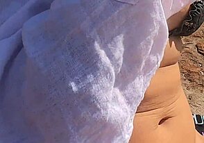 Guardare una stupenda ragazza brasiliana scopare pubblicamente sulle rocce della spiaggia è così intenso