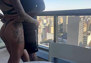 Złapałem moją szwagierkę z zaskoczenia i wszedłem głęboko w jej ciasne miejsce. To była czysta, surowa akcja.