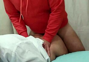 Hardcore gay verpleegster buigt voorover voor diep monster pik bonken