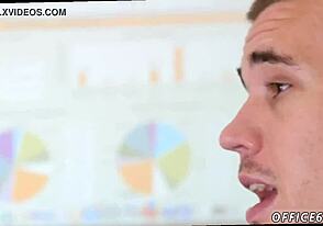 Chico gay novato experimenta mamada caliente por primera vez