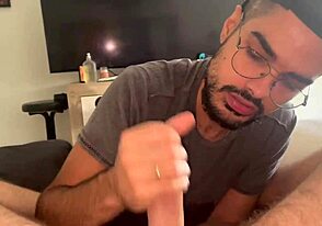 Großer weißer Schwanz entlädt sich in meinem Mund, fühlt sich unreal an