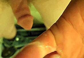 هي، عايز تشوف فيديو مثلي ساخن يمارس الاستمناء؟