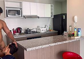 बारटेंडर ने क्यूरियस स्ट्रेट क्लाइंट को सेक्स के लिए बहकाया