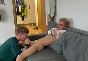 Ele convidou um estudante, deu um boquete suculento e provocou um orgasmo.