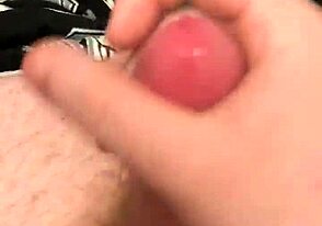 Juste une branlette rapide et une fin désordonnée avant de dormir