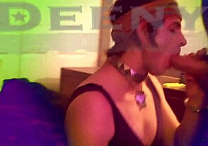 سكارليت العاهرة تمص قضيب ديلدو كبير منفردة في سوفت كور