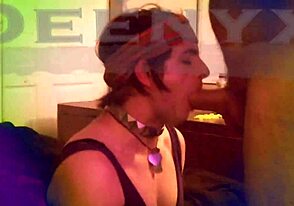 Scarlet Schlampe deepthroatet fetten Dildo solo softcore