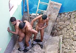 เฮ้ย อยากเข้าร่วมเย็ดพักกลางวันกับควยดำใหญ่ในสามคนเผ็ดไหม?