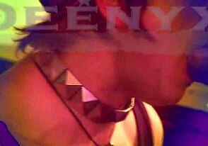 Scarlet hoer deepthroating grote dildo solo in softcore