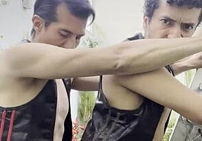 Solo rilassandomi in giardino con vibrazioni di sesso latino caldo