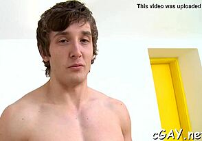 Quel pompino omosessuale bollente è diventato sporco nella notte hardcore.