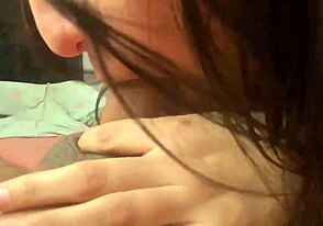 Entrando en mi habitación mientras veo porno en secreto