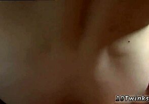 伙计，这部同志性爱电影展示了年轻18+男孩浴室无套性爱。狂野男孩玩伴行动