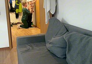 Ho invitato l'amico etero e mi ha fatto un pompino selvaggio gay