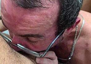 Je suis complètement accro à cette session de pipes sauvages en orgie gay latino