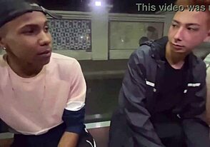 Novinho z velikim kurcem se kaže na avtobusni postaji! 😲