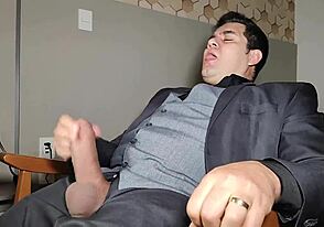 Yuri gaúcho - afaceristul cu pulă mare se masturbează