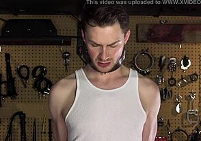 Atleta legato con cazzo mostruoso scopato bareback in dungeon BDSM