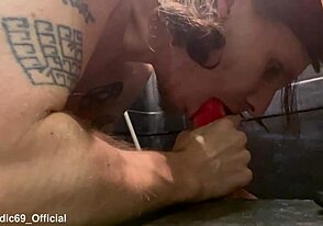 Мамка му! Тинк дълбоко гърло на огромна играчка конски кур отблизо