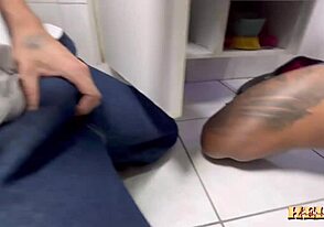 Hey, lo tangkap gue nyedot sepupu lo yang berotot!