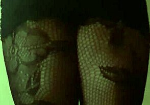 Travesti fekete ruhában amatőr stílusú bemutató