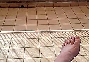 Two Minutes of My Bare Feet in Amateur Bisexual Clip.