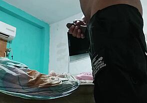 me estaba vistiendo y me puse cachondo con una paja