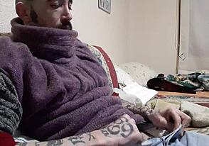 Melvincoficial показва огромен пик в соло мастурбация с сурова енергия.