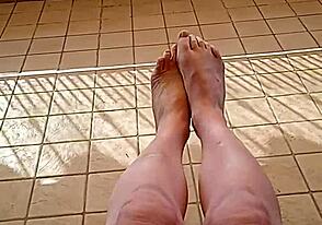 Two Minutes of My Bare Feet in Amateur Bisexual Clip.