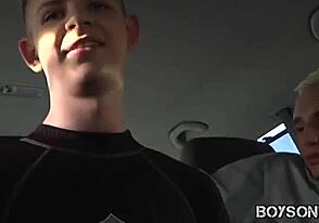 Ezek a cuki amatőr twinkek fel lettek szedve, hogy dugjanak egy autóban.