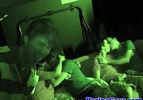 टीन्स ट्विंक्स को फ्रैट लंड चूसते हुए बेंग्ड किया गया वाइल्ड डॉर्म ग्रुप एक्शन में