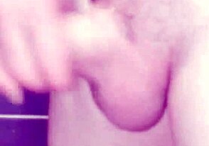 Beim Solo-Wichsen im Bad erwischt mit versauter Wendung